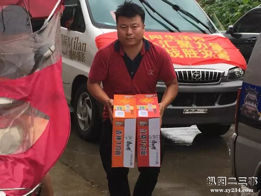 扬子地板在送物资