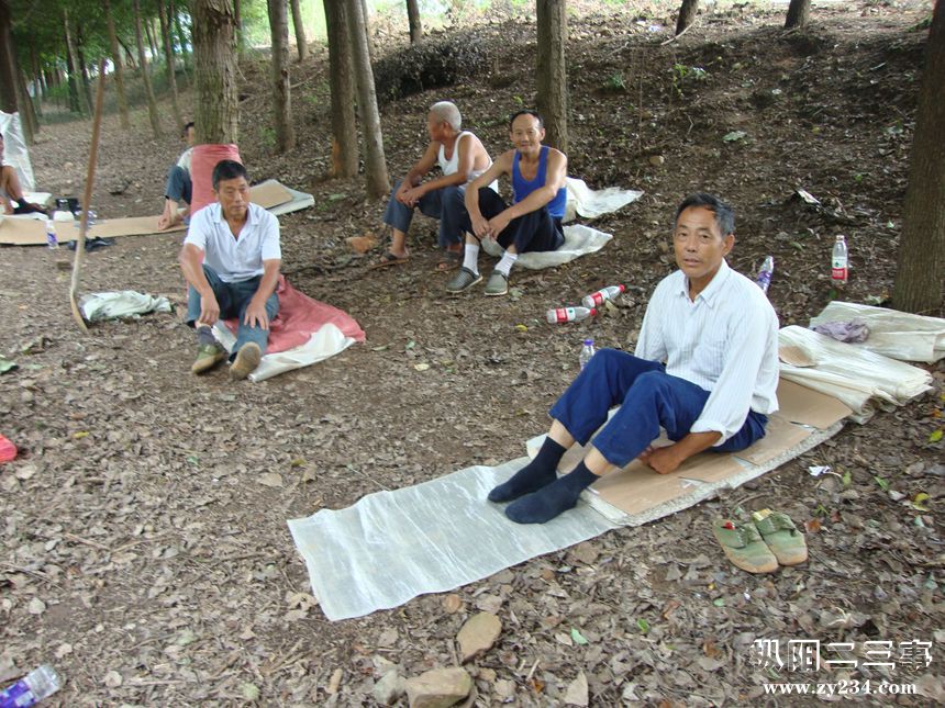 民工餐风露宿_副本.jpg