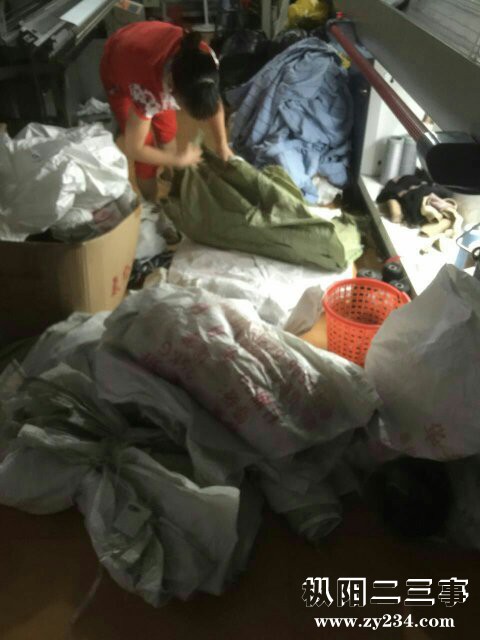 何小池在整理编织袋.jpg