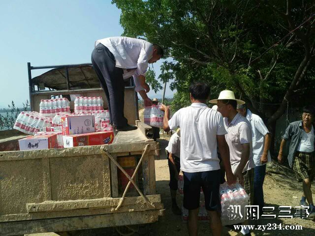 百姓上堤慰问.jpg