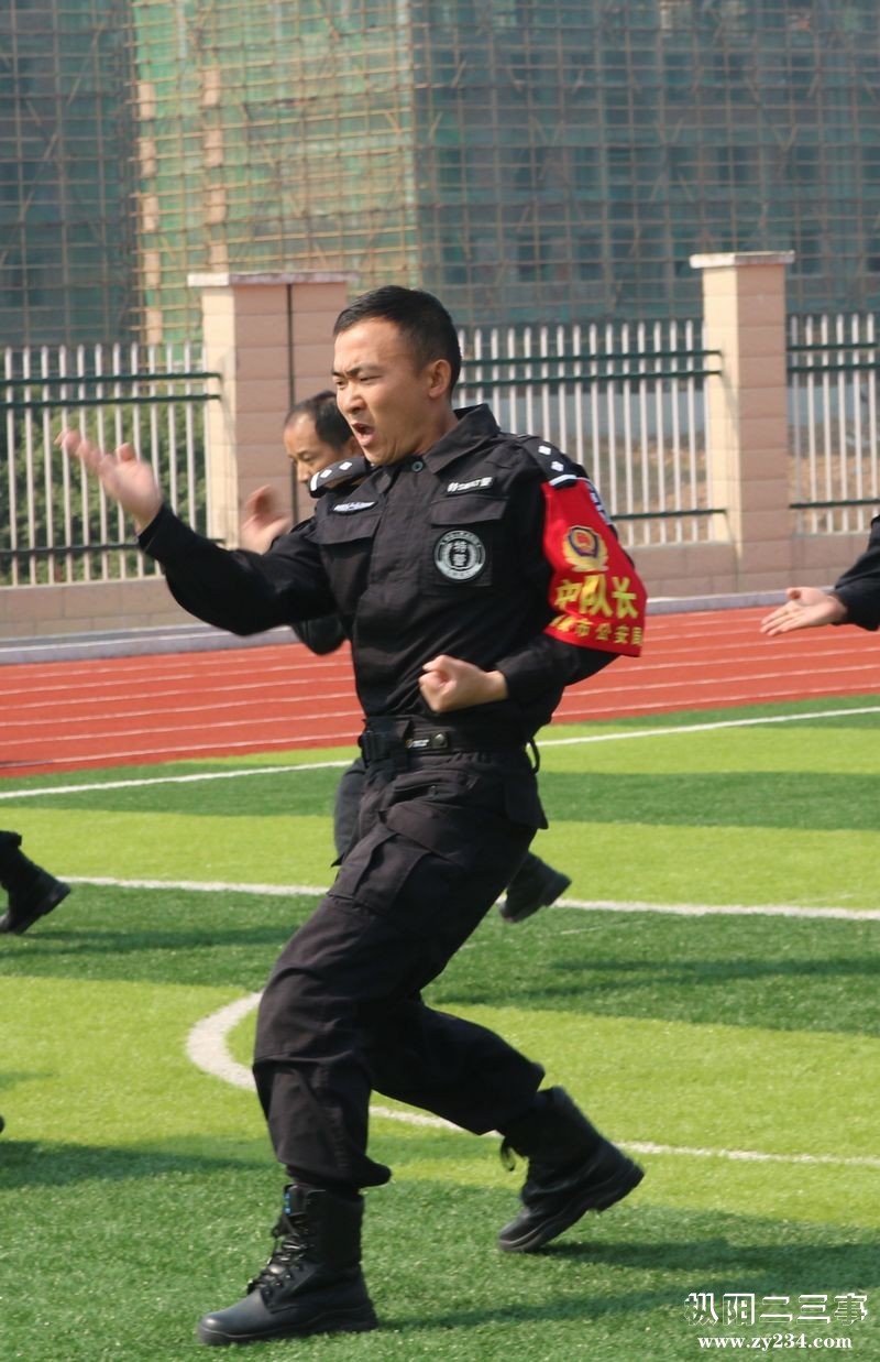 县公安局民警殷松.JPG