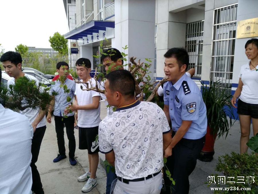 民警返赃照片.jpg