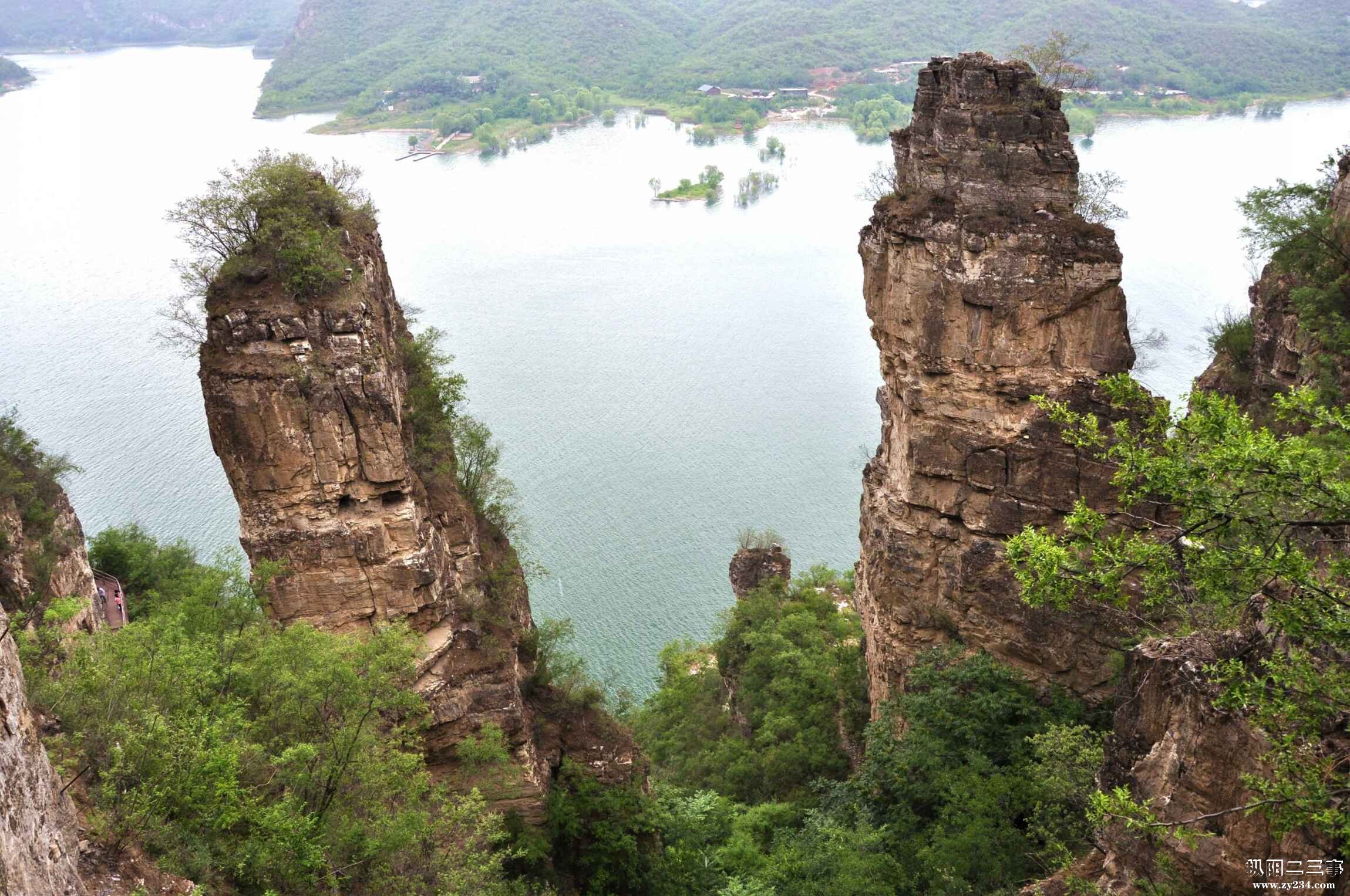 两座山.jpg