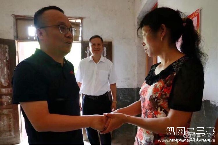胡爱宝感动地拉着方伟行长的双手.jpg