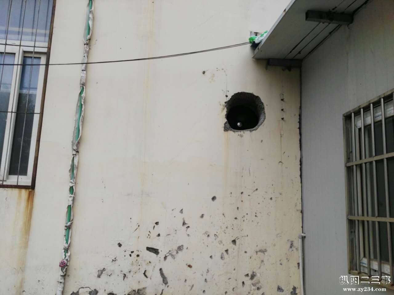 油烟排放靠洞解决