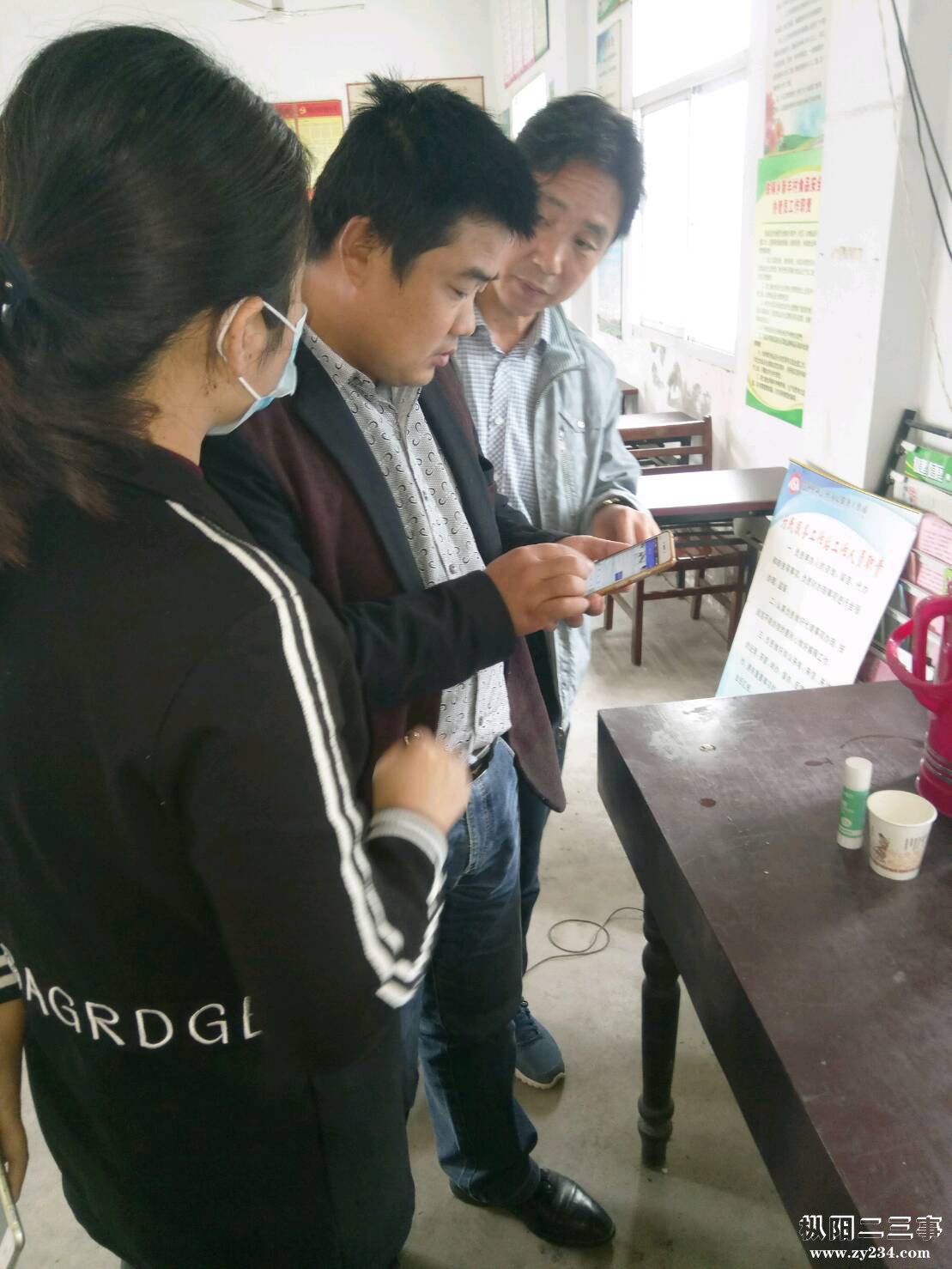 现场指导村民免费上网.jpg