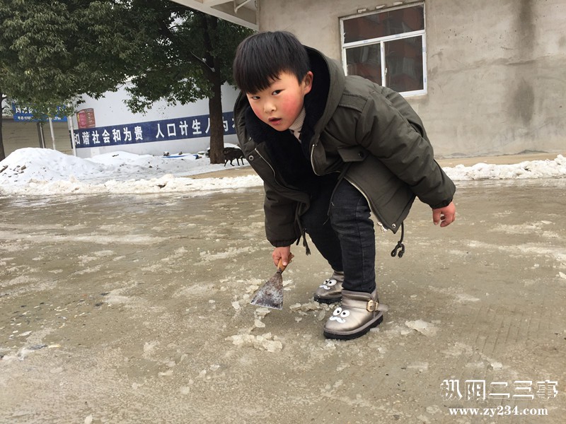 可爱的孩子也加入铲雪队伍中来