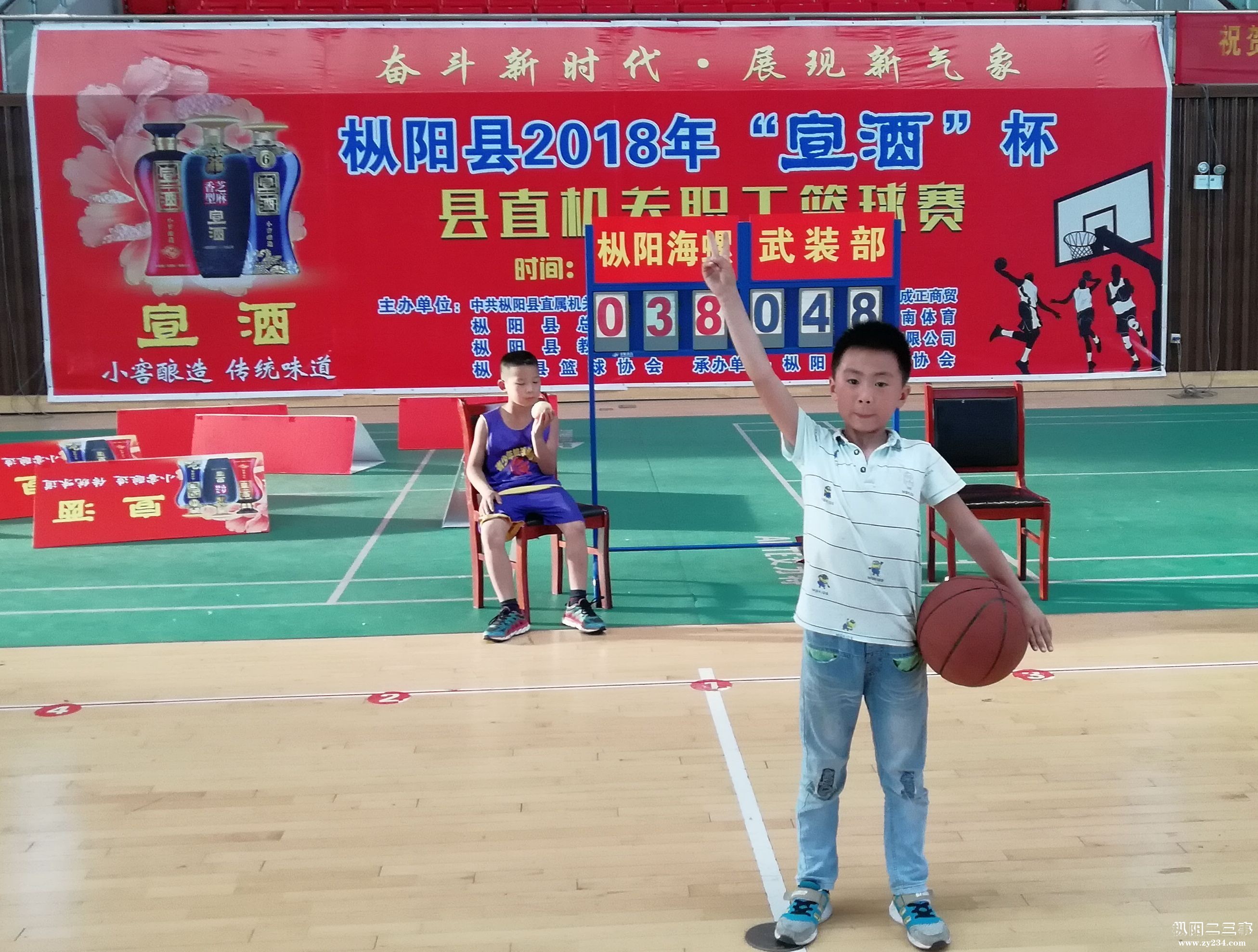 小球迷留影