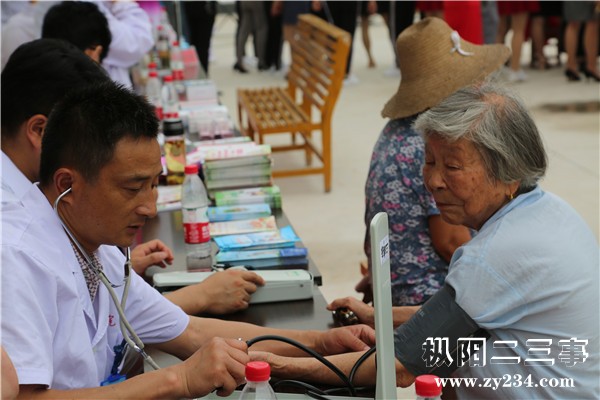 免费为村民义诊