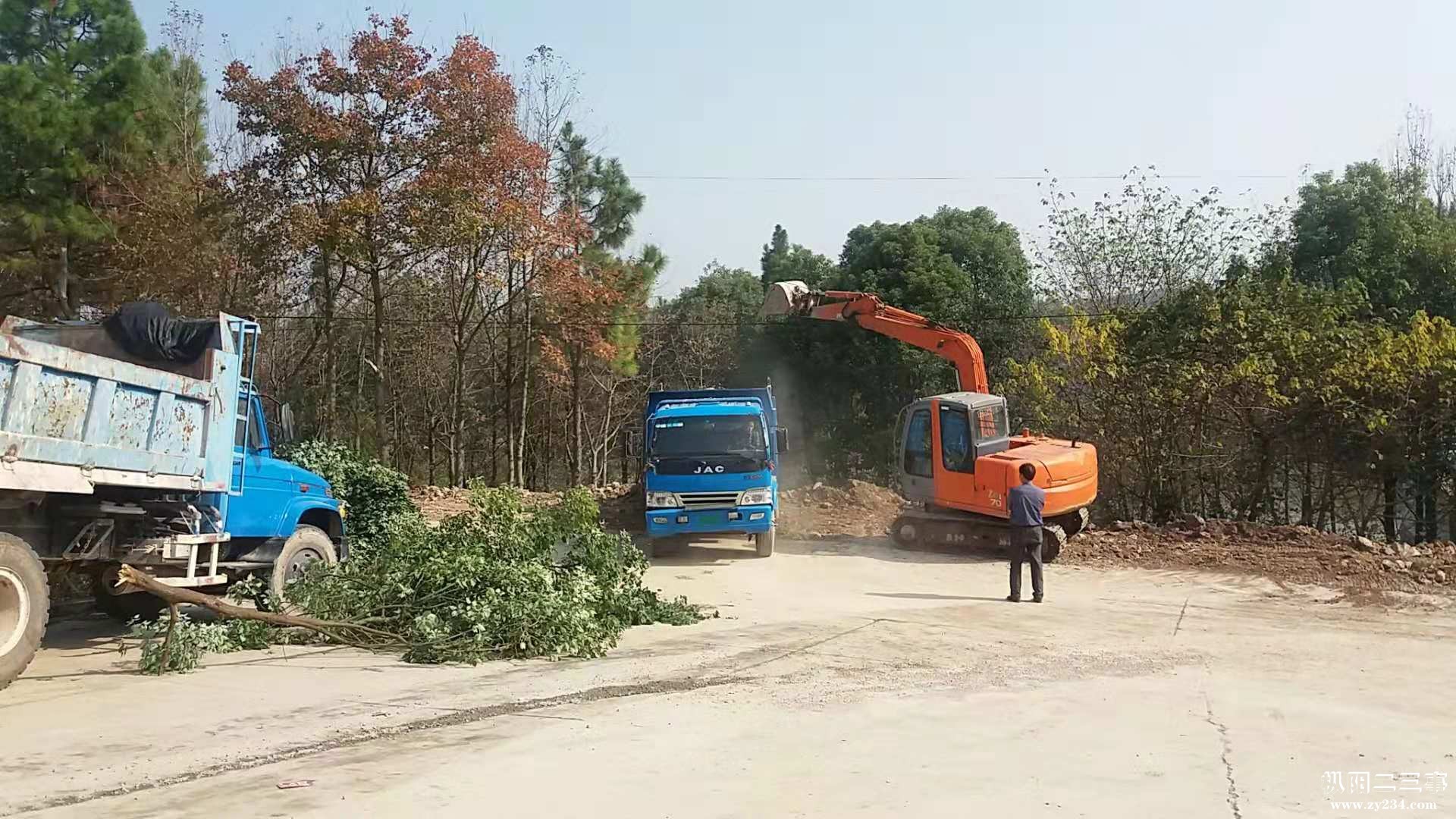 工程车辆倾倒土石 (2).jpg