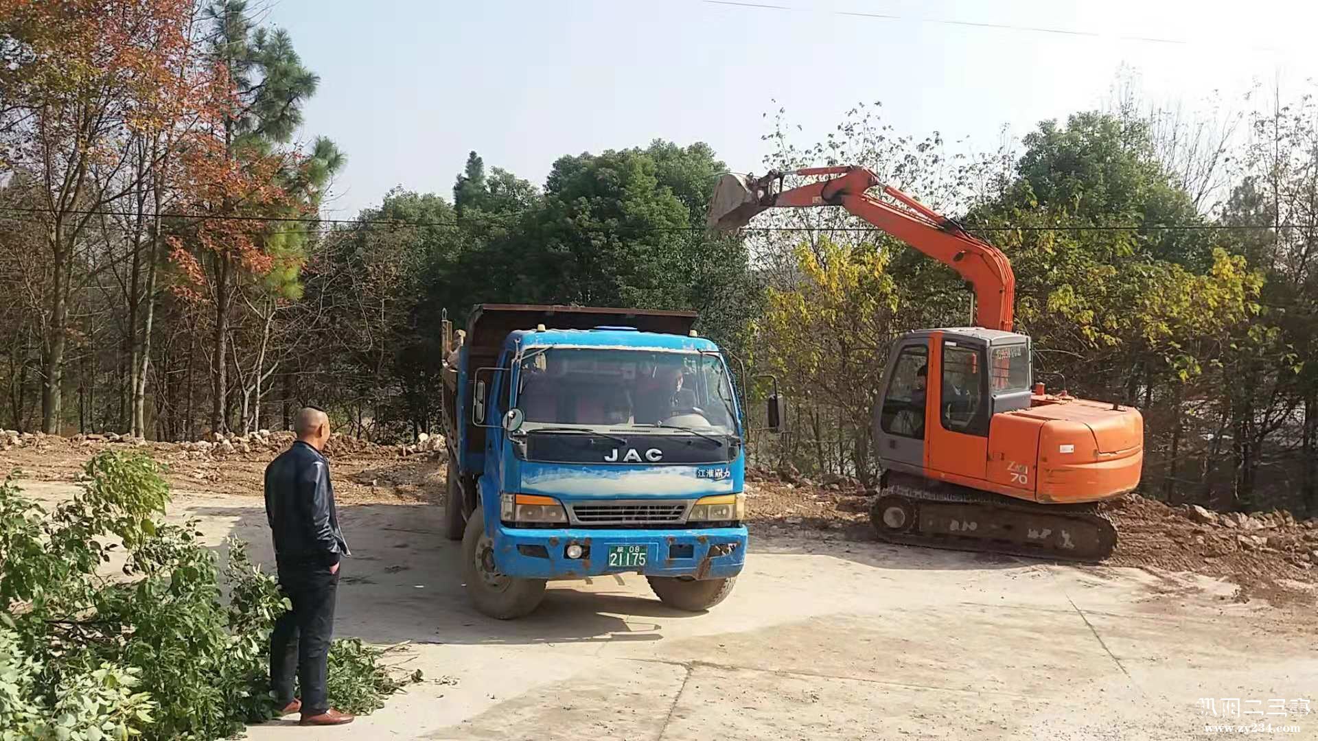 工程车辆倾倒土石.jpg