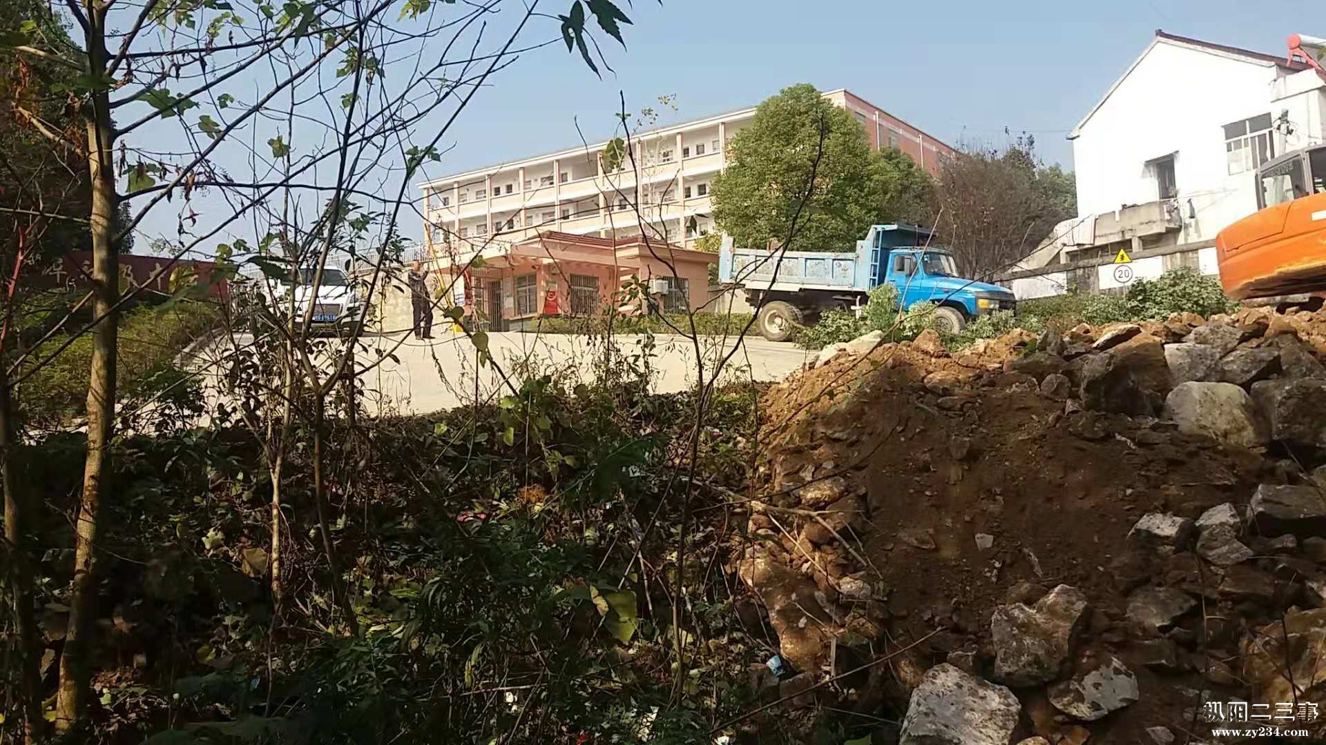 横埠初级中学校门口.jpg