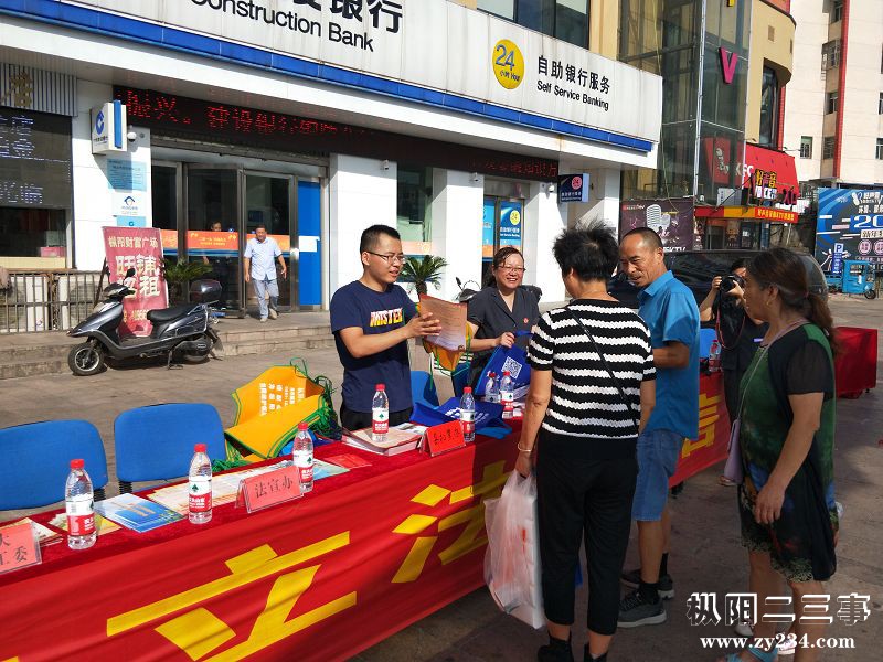 县扫黑办工作人员发放扫黑除恶专项斗争宣传页
