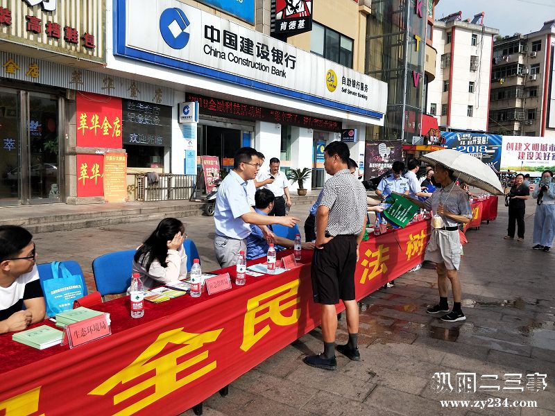 县城管执法局负责人现场解答法律法规