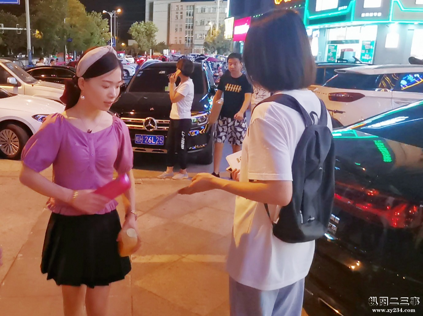 图为实践团队成员在枞阳县连城东路街头科普，张佳睿摄.jpg