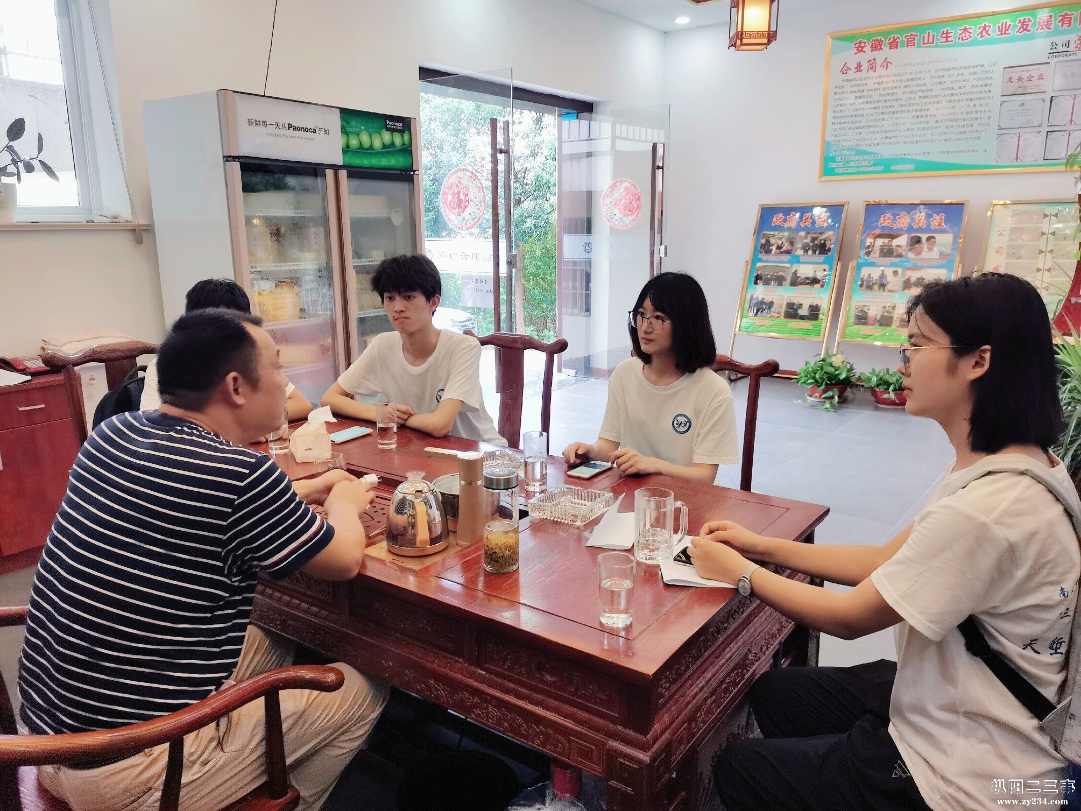 图为队员们与茶园负责人交流扶贫模式，张佳睿摄.jpg