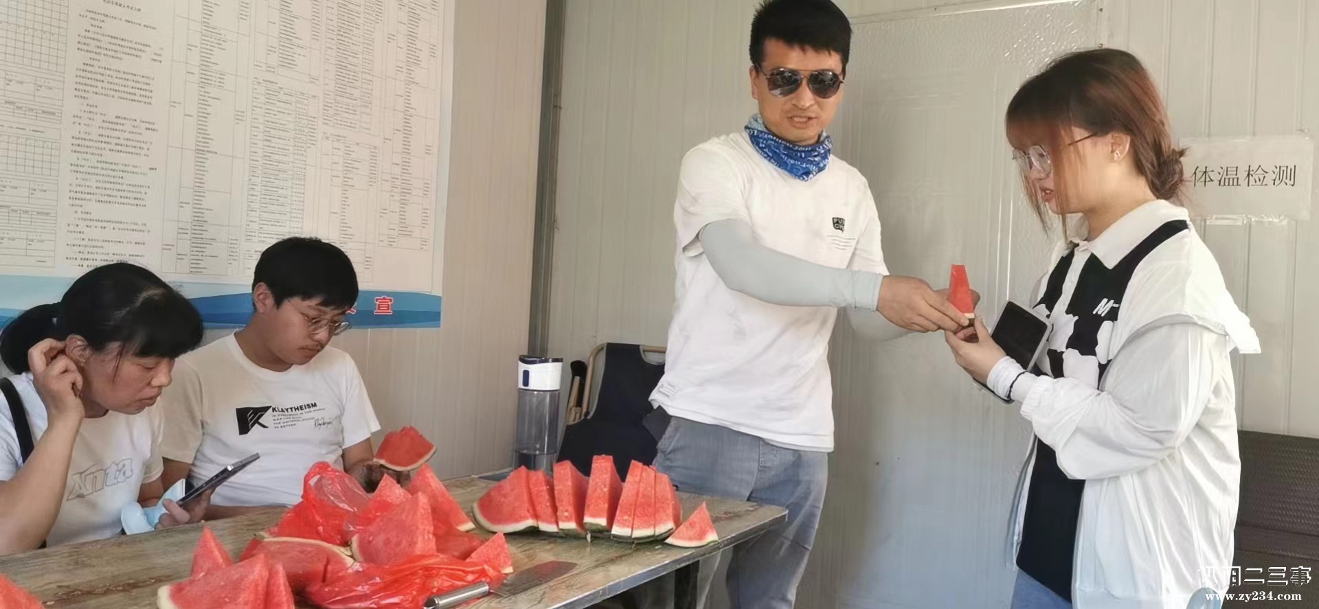 西瓜让学员先吃