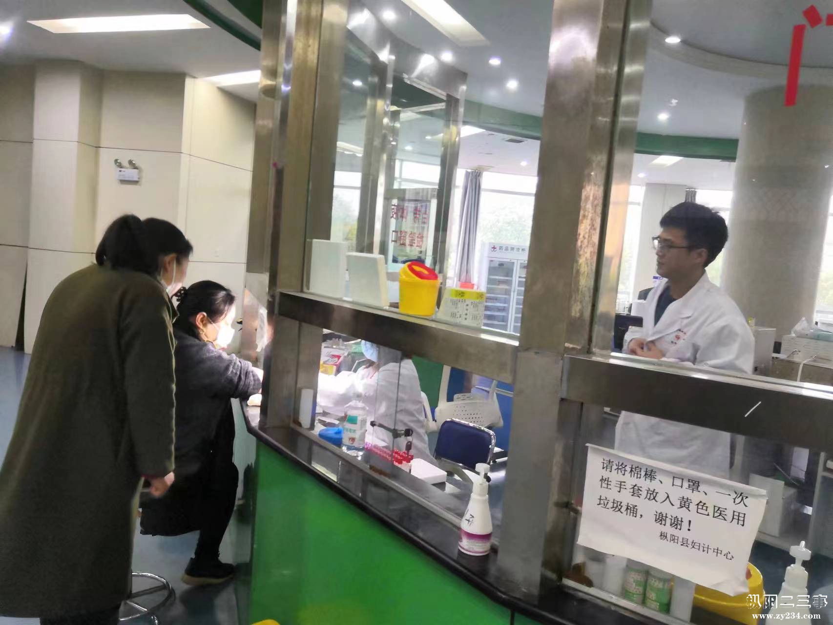 图为检验科采集血样.jpg