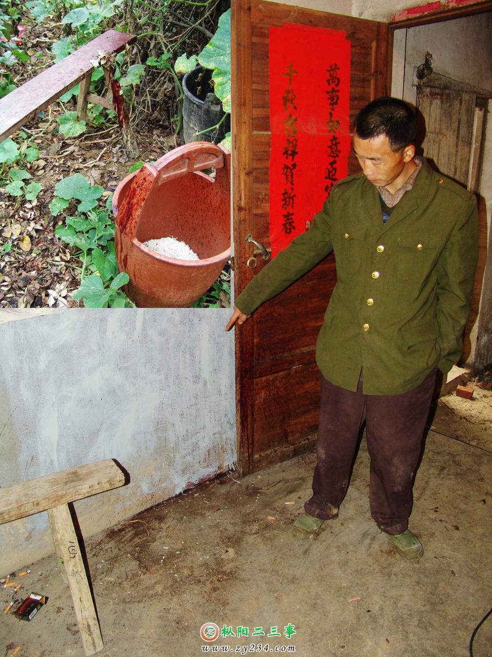 彭老汉的小儿子正在指着老人死亡的现场