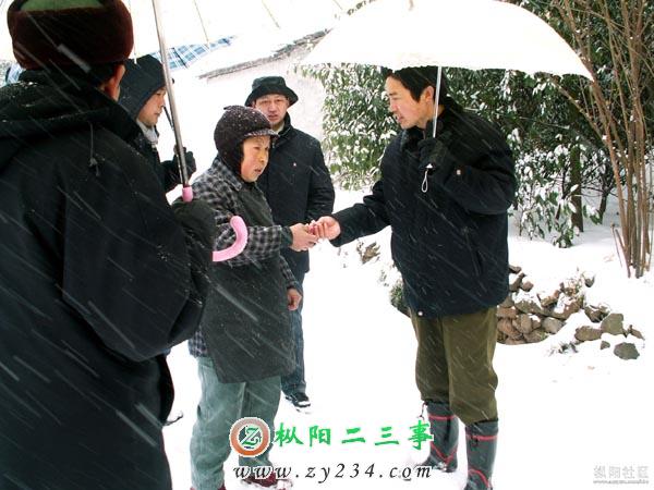 各级干部顶风冒雪访贫问苦