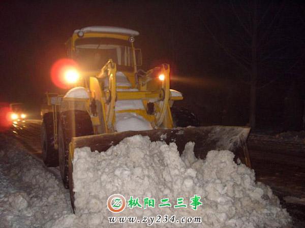 交通干线动用大型铲车清除路面积雪