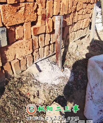 现场的地上和红砖上仍留着血迹。