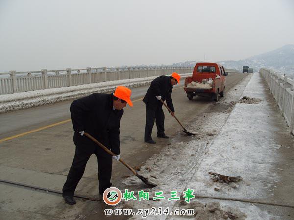 公路部门在道路桥梁洒盐防滑