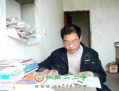 殷承鹏是个成绩优秀的高中生,患病后他仍然坚持自学。