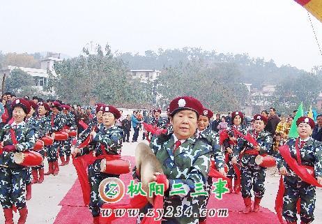 图为老年腰鼓队正在表演。