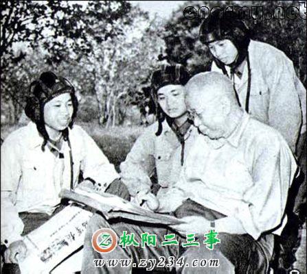 中越战争中的黄镇在给坦克兵画像