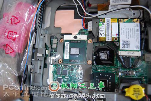 处理器、显示芯片、以及北桥芯片悉数亮相，只漏出半个头的是南桥芯片