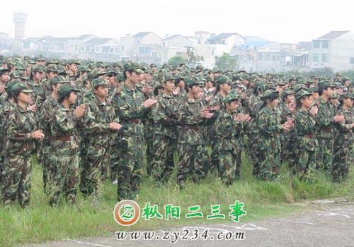 同学为领导讲话鼓掌.jpg