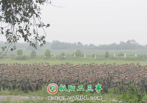 奏国歌全体起立.jpg