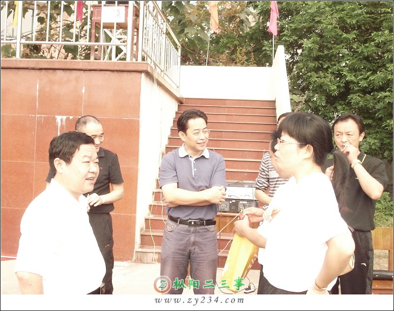 左一：唐部长；左三：鲍县长；其他人：不认识 ^-^