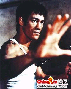 李小龙——这大概是中国第一个国际明星了。 习惯动作是摸完鼻子然后摇头晃脑的说：啊~哈~water ：）
