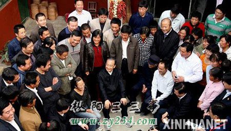 10月29日，温家宝在临沭县郑山镇北沟头村与村民亲切交谈