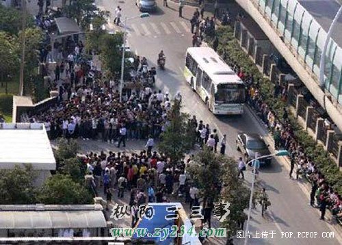 现场聚集大批人，警方正在维持秩序。