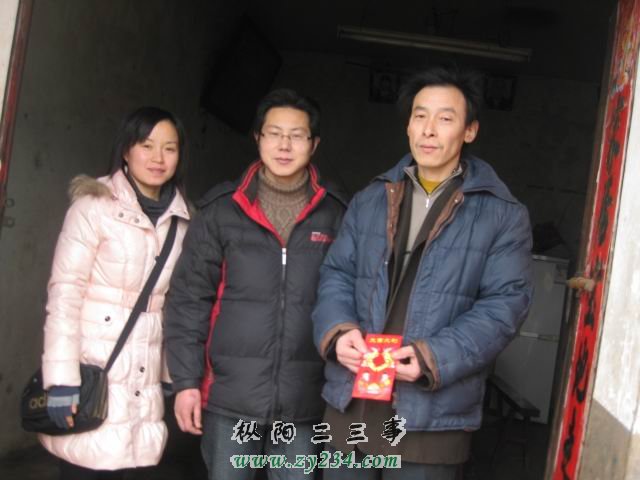 与张先平(右&#41;一起合影：
