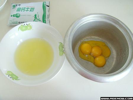 按量打蛋，在这里我用了4个，蛋清分离