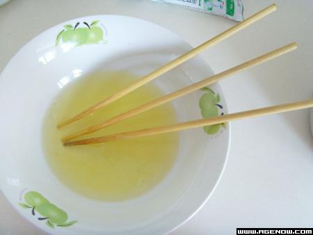 三根筷子准备打蛋清