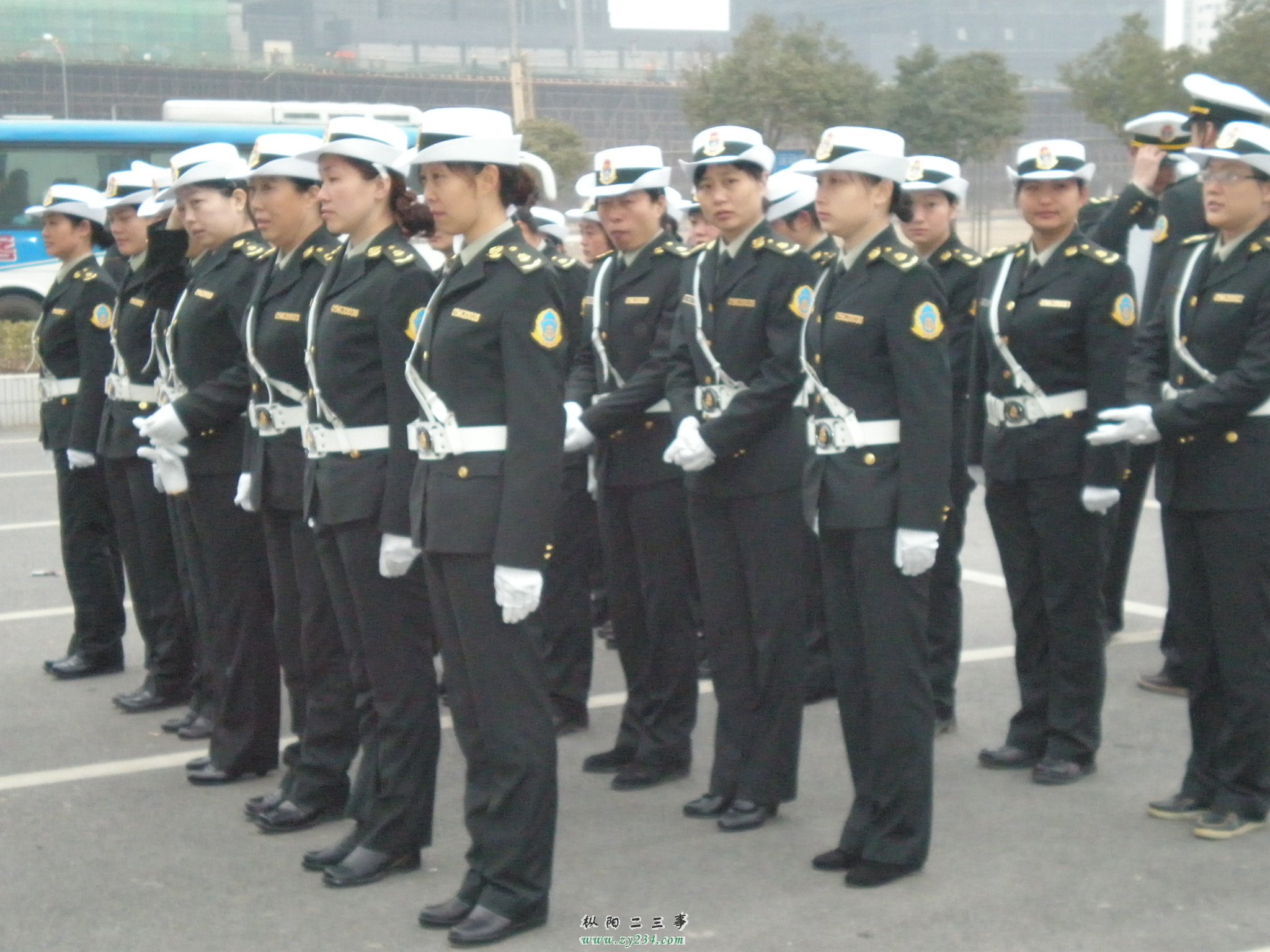 女路政执法队员