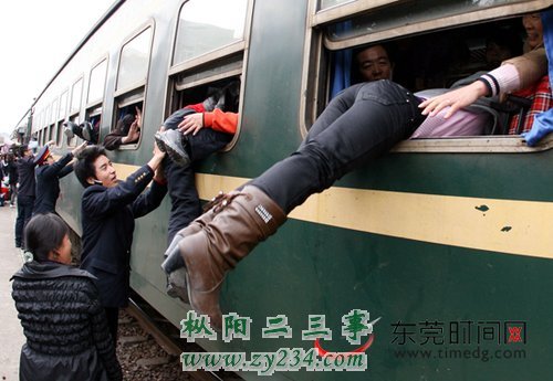 东莞东火车站。虽然春运还未到，但已有大批的回乡的旅客。图为一些乘客从车窗爬上列车。（东莞日报记者 郑