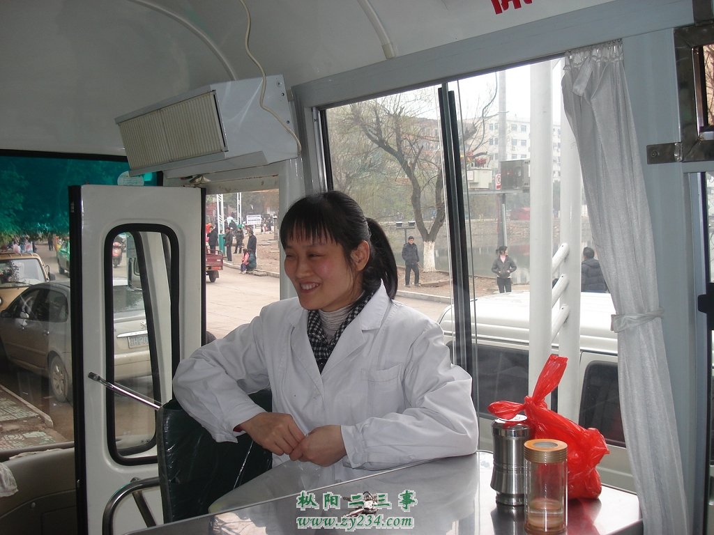 无偿献血车上的工作人员
