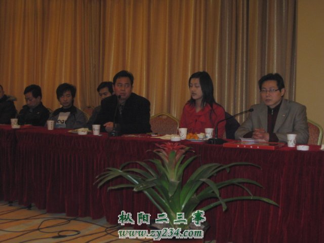 县委组织部的唐科长为234的各位版主和网友做指导发言（右起第三位）