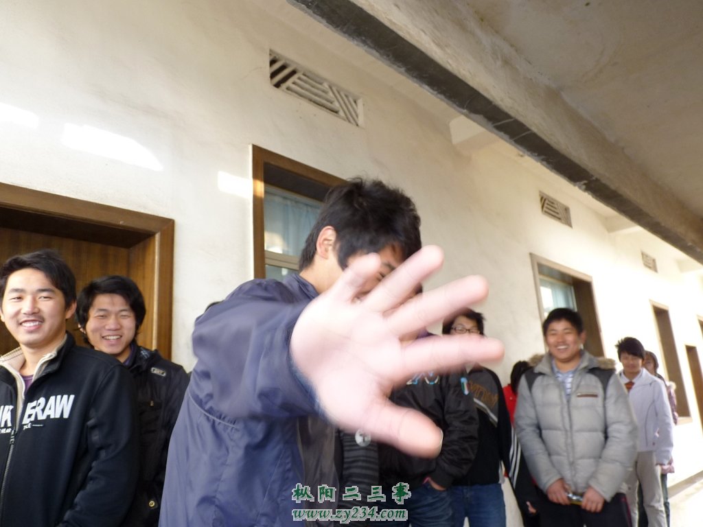 这位被同学们称为“犀利哥”的同学，不太好意思面对镜头