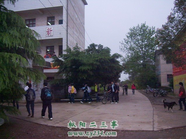 鞠隐中学告别校园摊点 001.JPG