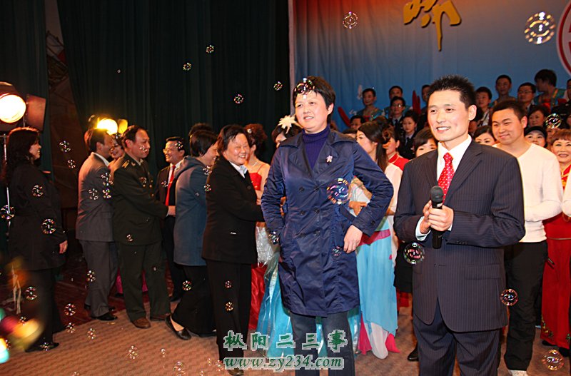 领导上台慰问并与演员合影