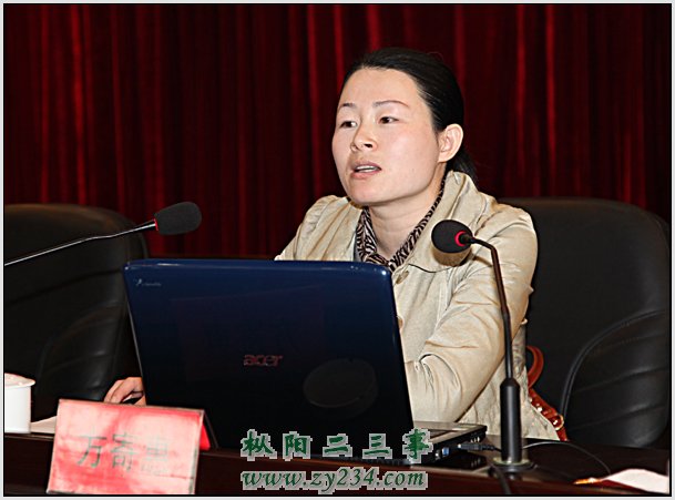 方寄惠在向各乡镇女干部讲解结核病防治知识和怎样预防