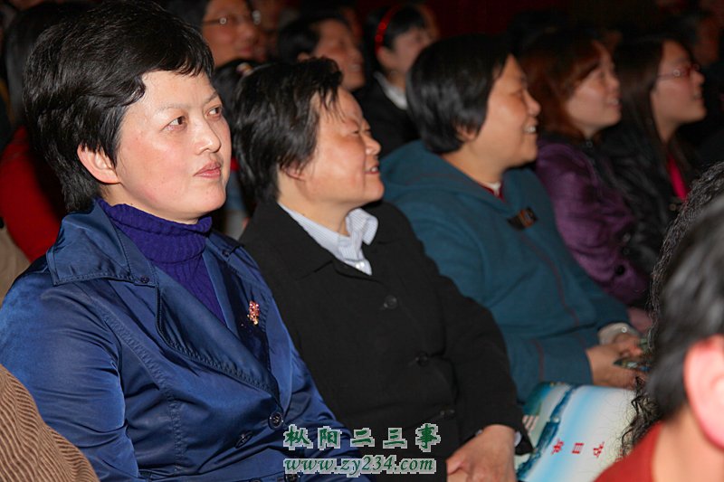 图为县领导在观看文艺晚会节目