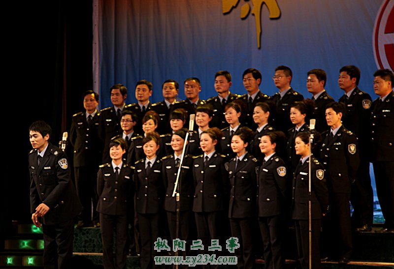 大合唱：《我们走在大路上》《团结就是力量》（县交通局工会）